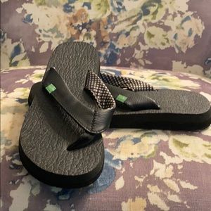 Never worn women’s Sanuk flip flops